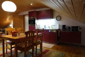 uma cozinha e sala de jantar com uma mesa de madeira em Haus Riegseeblick em Riegsee