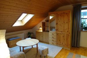 een slaapkamer met een dakraam en een tafel in een kamer bij Haus Riegseeblick in Riegsee