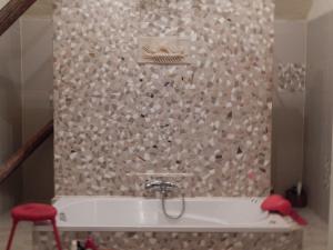 bagno con vasca e sgabello rosso di Tintaglia, betaalbaar en gastvrij a Stadskanaal Altre 37 foto