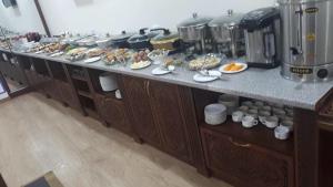 una línea de buffet con muchos platos de comida en Hotel Volida Boutique, en Bukhara