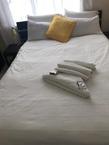 Essence of Africa Guesthouse tesisinde bir odada yatak veya yataklar