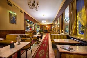 un ristorante con tavoli e sedie in una stanza di Hotel Europa a Poprad