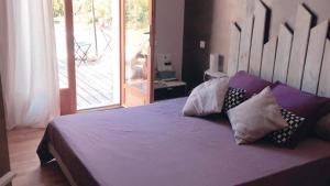 Postel nebo postele na pokoji v ubytování Chambre et table d hotes chez Dom