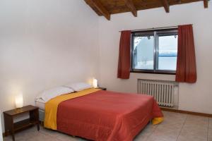 1 dormitorio con cama y ventana en Hostel Inn Bariloche en San Carlos de Bariloche