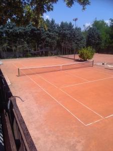 una pista de tenis con una red en Appartamento Santacroce, en Pratola Peligna