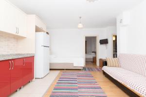 ein Wohnzimmer mit Sofa und Bett in der Unterkunft Gebora Suits & Tatil Evleri in Palamutbükü