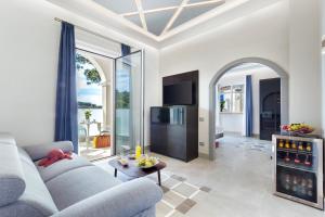 een woonkamer met een bank en een tv bij Sorrento Dream in Sorrento