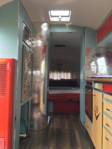 Ludlow Vintage Airstream emeletes ágyai egy szobában
