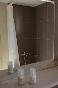 d'une douche dans un miroir de salle de bains. dans l'établissement Marianthi Studios, à Áno Meriá