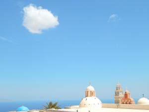 費拉的住宿－希臘樂培迪酒店，建筑物屋顶上空的云