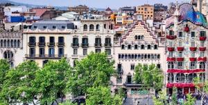 eine Gruppe von Gebäuden in einer Stadt mit Bäumen in der Unterkunft Hg City Suites Barcelona Apartments in Barcelona