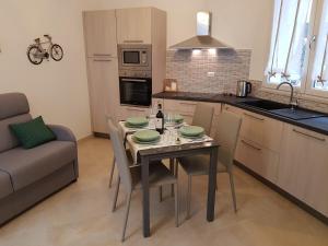 uma cozinha com uma mesa e cadeiras numa cozinha em L&G's Roof Terrace em Pisa