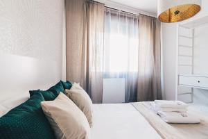 A bed or beds in a room at Zumalakarregi Apartment by People Rentals