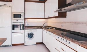 A kitchen or kitchenette at Zumalakarregi Apartment by People Rentals