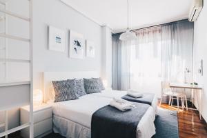 A bed or beds in a room at Zumalakarregi Apartment by People Rentals