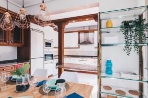 A kitchen or kitchenette at Zumalakarregi Apartment by People Rentals Még 18 kép