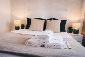 A bed or beds in a room at Zumalakarregi Apartment by People Rentals