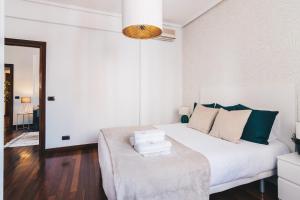 A bed or beds in a room at Zumalakarregi Apartment by People Rentals