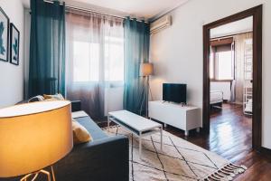 A television and/or entertainment centre at Zumalakarregi Apartment by People Rentals