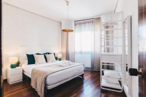 ビルバオにあるZumalakarregi Apartment by People Rentalsのベッドルーム(大きな白いベッド1台、窓付)
