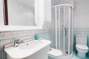 A bathroom at Zumalakarregi Apartment by People Rentals