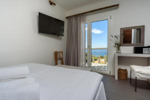 マルマリにあるSkiNAmmos Eco Villasのベッドルーム1室(ベッド1台、景色を望む窓付)