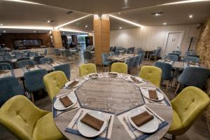 uma sala de conferências com uma grande mesa e cadeiras em Hotel VIDA Mar de Laxe em Laxe