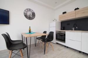 Kuchyň nebo kuchyňský kout v ubytování Apartments with sea views