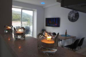 TV a/nebo společenská místnost v ubytování Apartments with sea views
