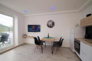TV a/nebo společenská místnost v ubytování Apartments with sea views