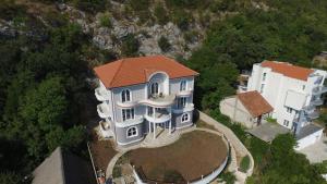 eine Aussicht auf ein Haus mit orangefarbenem Dach in der Unterkunft Villa di montagna in Herceg-Novi