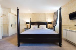 Ein Bett oder Betten in einem Zimmer der Unterkunft Brooks Hotel