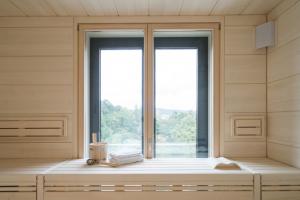 a room with a window and a bench with books at FREIgeist Göttingen Innenstadt, A Member of Design Hotels in Göttingen