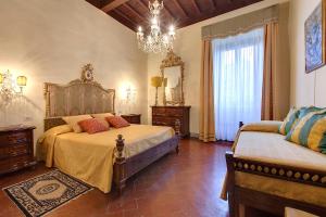 フィレンツェにあるPalazzo Buccioliniのベッドルーム1室(ベッド2台、シャンデリア付)