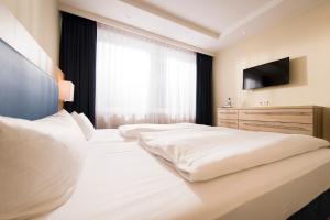 Ein Bett oder Betten in einem Zimmer der Unterkunft Baltic Zinnowitz - Hotel mit Meerwasserpool und Thermalbad