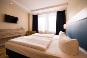 Ein Bett oder Betten in einem Zimmer der Unterkunft Baltic Zinnowitz - Hotel mit Meerwasserpool und Thermalbad