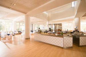 Ein Restaurant oder anderes Speiselokal in der Unterkunft Baltic Zinnowitz - Hotel mit Meerwasserpool und Thermalbad 