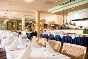 Ein Restaurant oder anderes Speiselokal in der Unterkunft Baltic Zinnowitz - Hotel mit Meerwasserpool und Thermalbad 