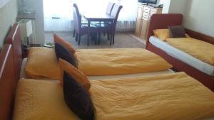Postel nebo postele na pokoji v ubytování Hotel Am Ufer