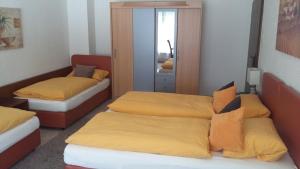 Postel nebo postele na pokoji v ubytování Hotel Am Ufer