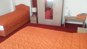 Postel nebo postele na pokoji v ubytování Hotel Am Ufer