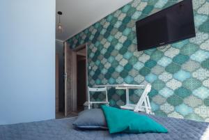 ウケンチンにあるNa Leniwych Wodachの緑の壁のベッドルーム(薄型テレビ付)