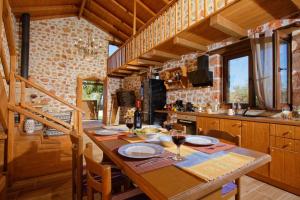 una cucina con tavolo in legno e bicchieri di vino di Villa Kallia & George a Mália