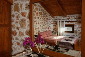 Un pat sau paturi într-o cameră la Villa Kallia & George