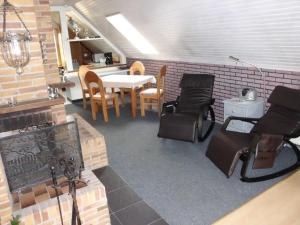 Habitación con mesa, sillas y cocina. en Petra Kappler, en Osterby