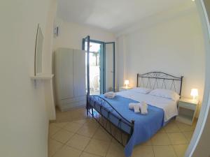 ガリポリにあるRooms & Apartments La Spiaggia - Gallipoliのベッドルーム1室(ベッド1台、タオル2枚付)