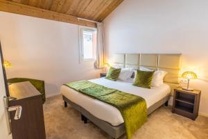 a bedroom with a bed and a window at Madame Vacances H&ocirc;tel & Spa Le Mottaret in M&eacute;ribel