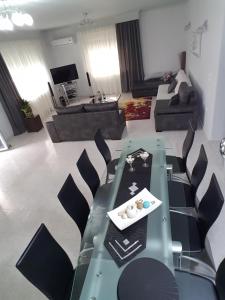 TV a/nebo společenská místnost v ubytování Bourlis Apartments