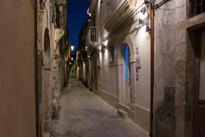 an alley in an old town at night at Vento di Sicilia in Siracusa