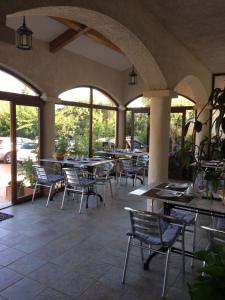 ガレリアにあるU Filipaghjuのテーブルと椅子、窓が備わる空きレストランです。